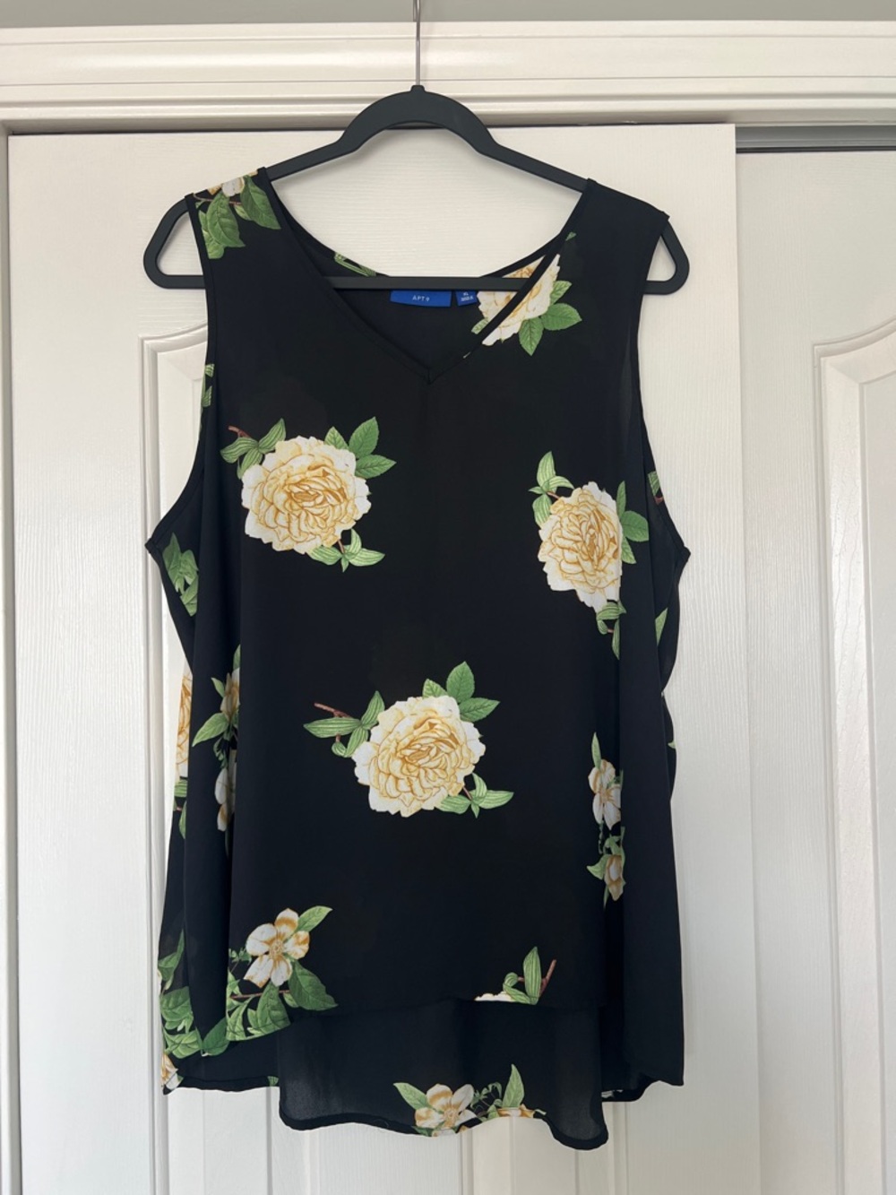 Apt. 9 Black Floral V-Neck Sleeveless Camisole